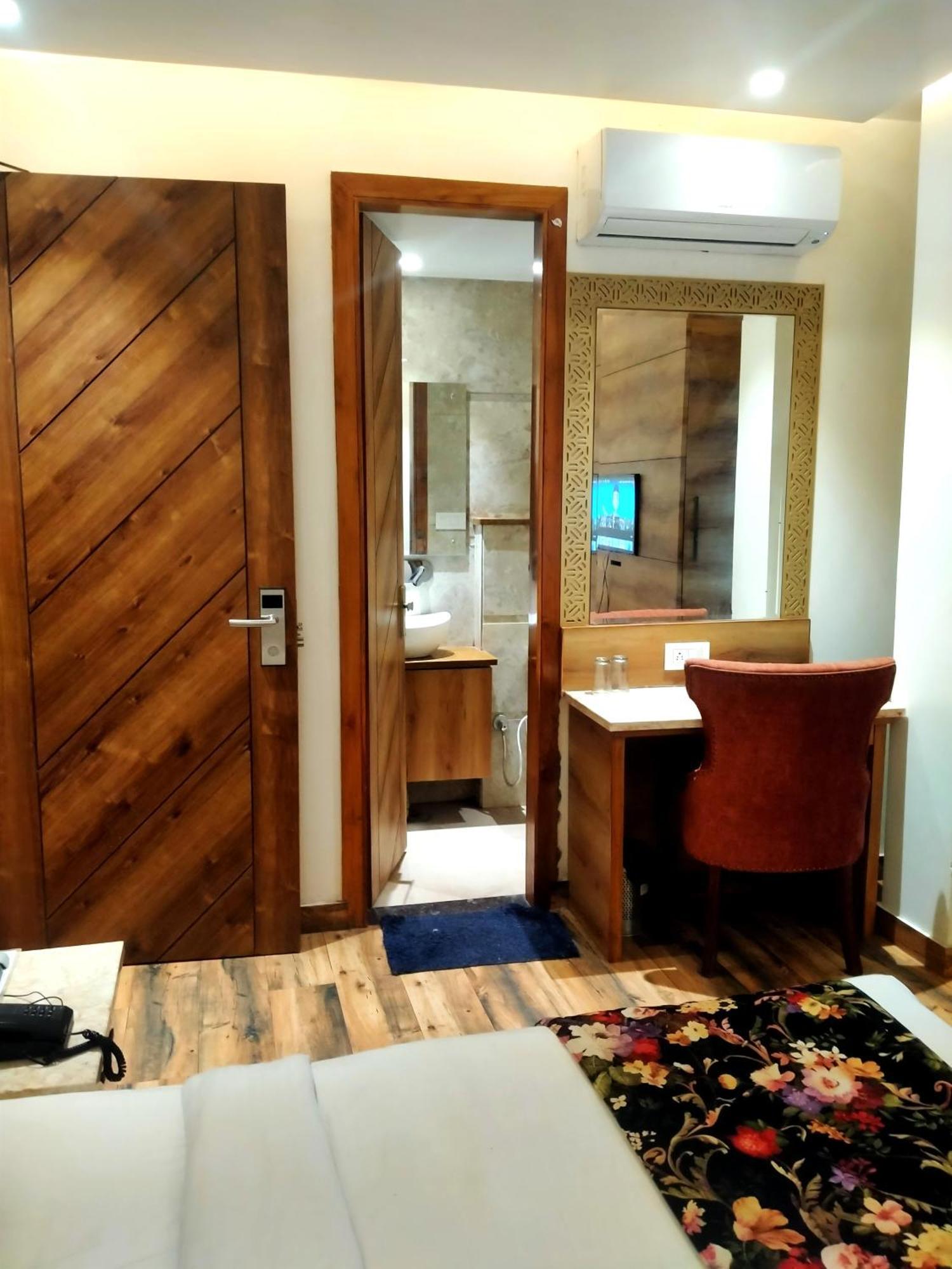 Hotel Rv Golden อัมริตสา ภายนอก รูปภาพ