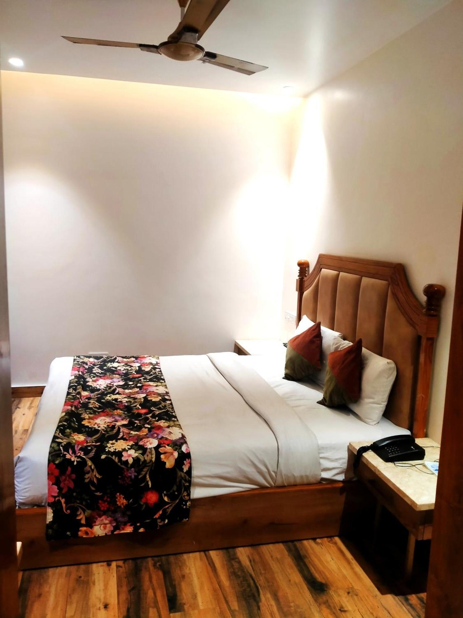 Hotel Rv Golden อัมริตสา ภายนอก รูปภาพ