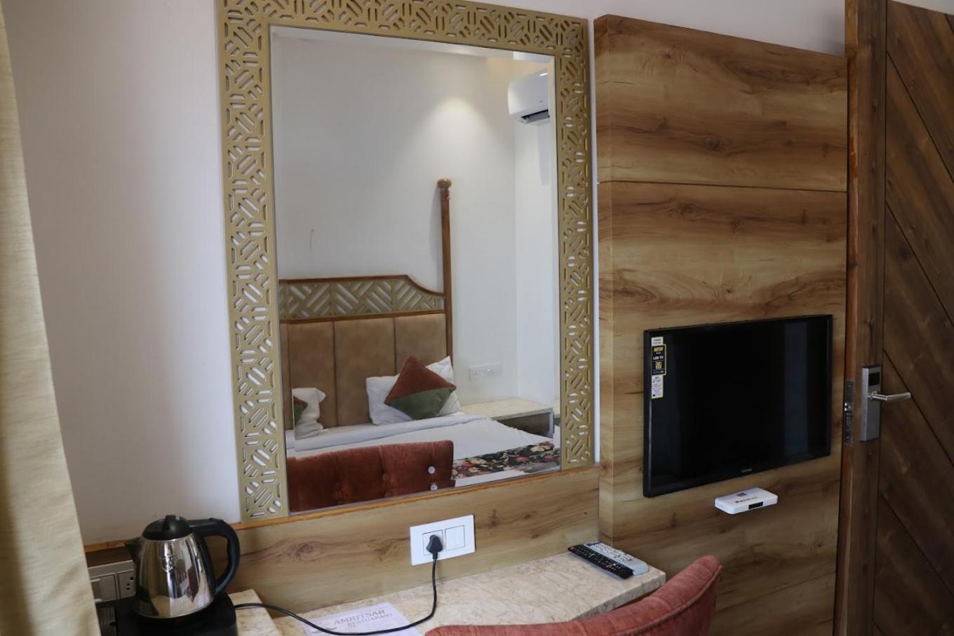 Hotel Rv Golden อัมริตสา ภายนอก รูปภาพ